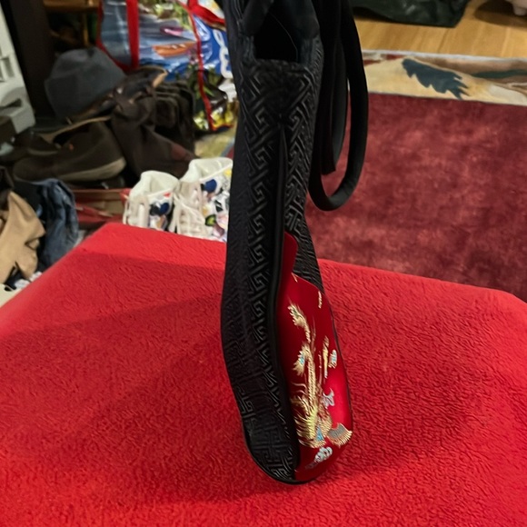 Elegant Black and Red Shoulder Bag - Picture 3 of 9